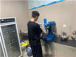 夏季聚羧酸減水劑易發(fā)霉變質(zhì)，可以如何解決？